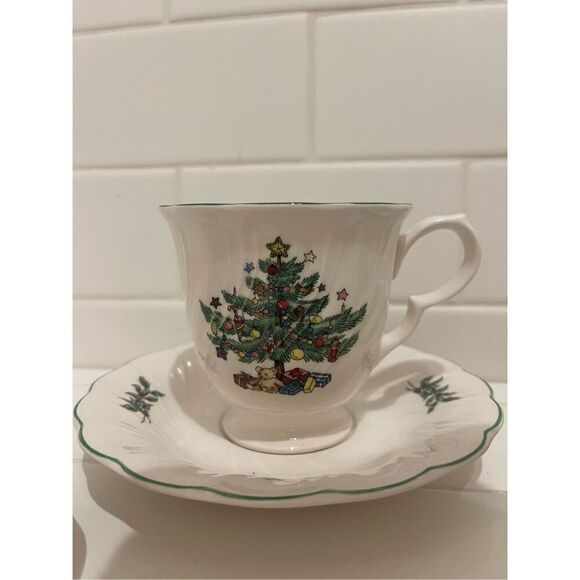 Vintage Nikko Ceramics Christmastime Teacups (4) - Picture 4 of 9